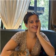 Profesora de inglés imparte clases a niños y adolescentes de todas las edades
